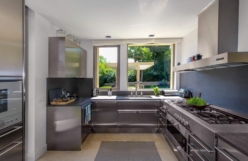 Saint-Tropez Villa | Villa contemporánea de lujo con una ubicación única y tranquila en el pueblo