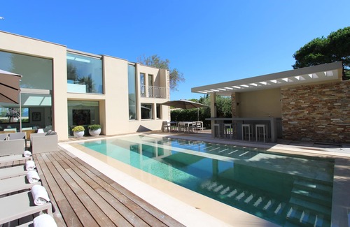 Saint-Tropez Villa | Villa contemporánea de lujo con una ubicación única y tranquila en el pueblo