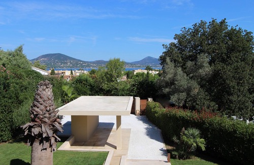 Saint-Tropez Villa | Villa contemporánea de lujo con una ubicación única y tranquila en el pueblo