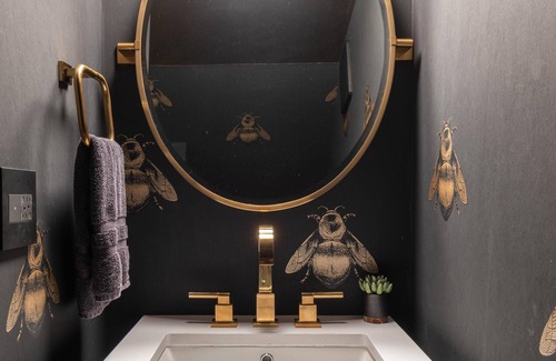 Calistoga Casa | Luxury Contemporary Victorian w/ guest barn, pool and gym