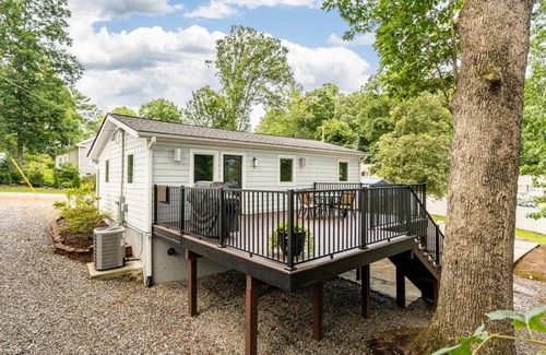 Oakley Casa | Luxury Cottage just 5 miles to downtown Asheville