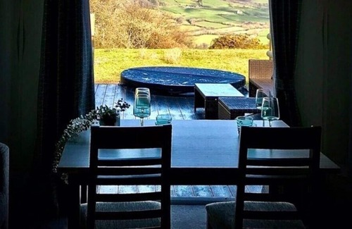 Colyton Cabina | Luxury Country Lodge with Wood Fired Hot Tub.