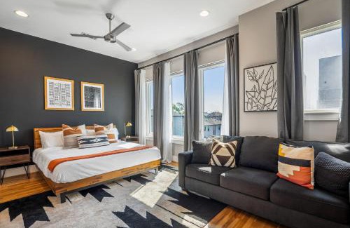 South Central Houston Casa | Luxury Downtown Getaway with Breathtaking Views