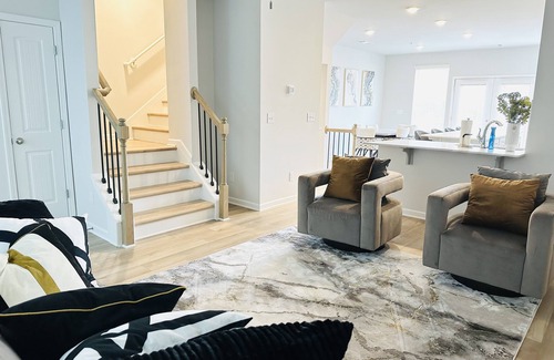 Fayetteville Casa | Luxury Fayetteville Townhome! 5 minutes to Fun Spot America