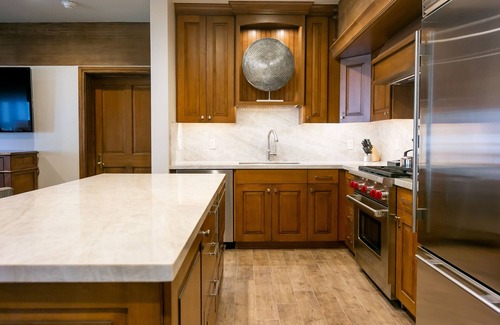 Deer Valley Condominio | Luxury Four Bedroom Suite with Three Hot Tubs 4 Apartment Hotel by RedAwning