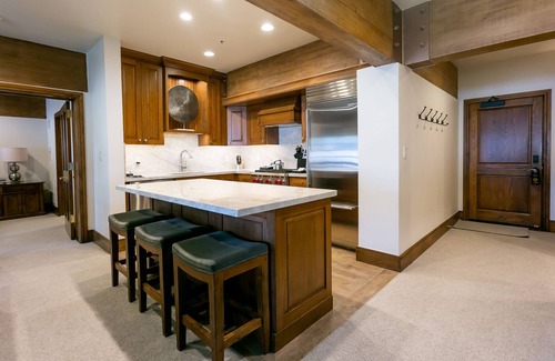 Deer Valley Condominio | Luxury Four Bedroom Suite with Three Hot Tubs 4 Apartment Hotel by RedAwning