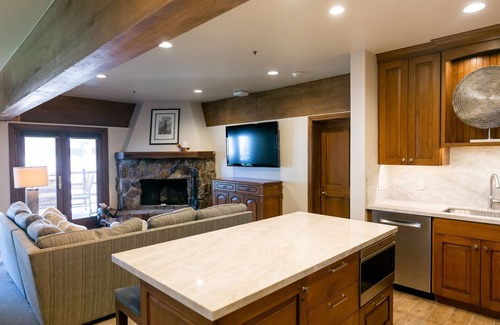 Deer Valley Condominio | Luxury Four Bedroom Suite with Three Hot Tubs 4 Apartment Hotel by RedAwning