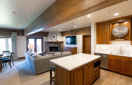 Deer Valley Condominio | Luxury Four Bedroom Suite with Three Hot Tubs 4 Apartment Hotel by RedAwning