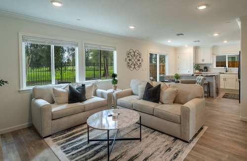 Manteca Casa | Luxury Golf Course Retreat With Stunning Views Of Fairway & Ponds