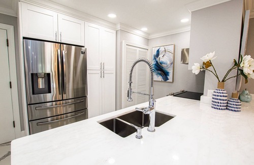 Wesley Chapel Condominio | Luxury Ground-Floor Condo w/ King Bed, Gourmet Kitchen & Private Patio – Relax & Unwind in Style!