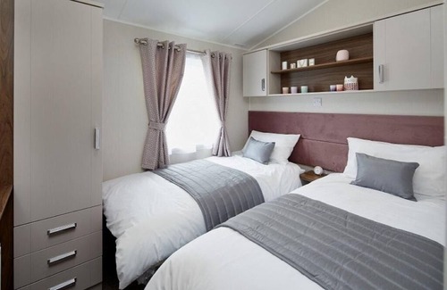 Woolhope Cabina | Luxury Holiday Lodge in Herefordshire Countryside - Windmill View