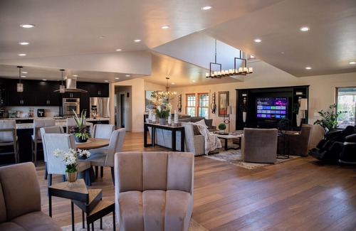 Lincoln Casa | Luxury House/ Private/ Hot Tub/ Lots of Amenities