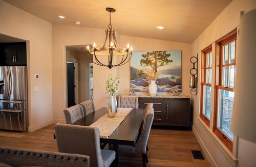 Lincoln Casa | Luxury House/ Private/ Hot Tub/ Lots of Amenities