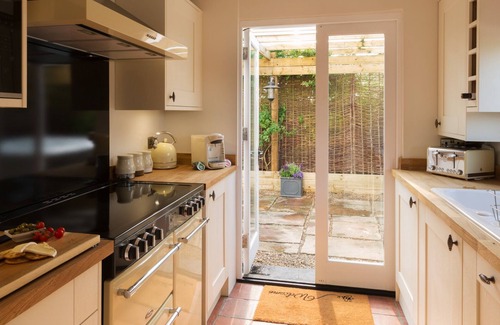 Stoke Ash Cabaña | Jacuzzi, masajista, oferta de spa y perros bienvenidos en una lujosa cabaña de chocolate.