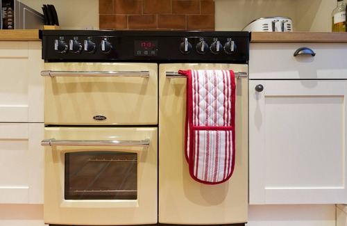 Stoke Ash Cabaña | Jacuzzi, masajista, oferta de spa y perros bienvenidos en una lujosa cabaña de chocolate.