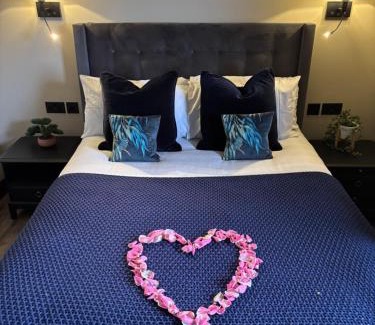 Vale of Glamorgan Casa | Luxury Lake Front Escape With Hot Tub