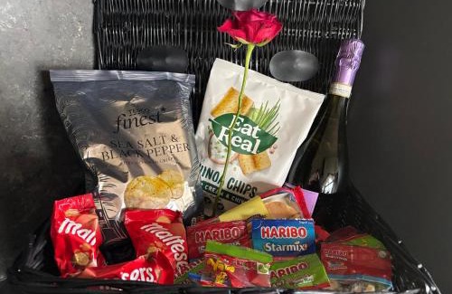 Vale of Glamorgan Casa | Luxury Lake Front Escape With Hot Tub