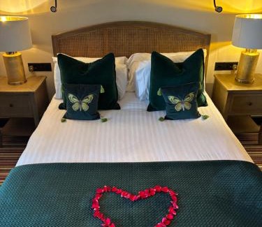 Vale of Glamorgan Casa | Luxury Lake Front Escape With Hot Tub