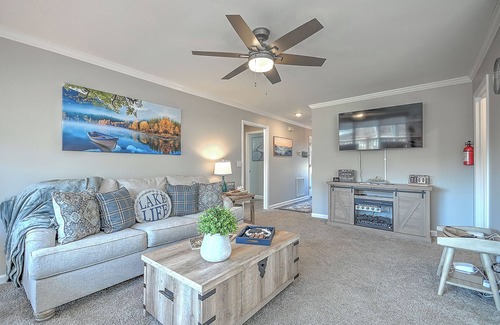 Oak Grove Casa | Luxury Lake Front Stay in Johnson City, TN!