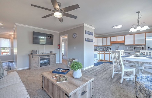 Oak Grove Casa | Luxury Lake Front Stay in Johnson City, TN!