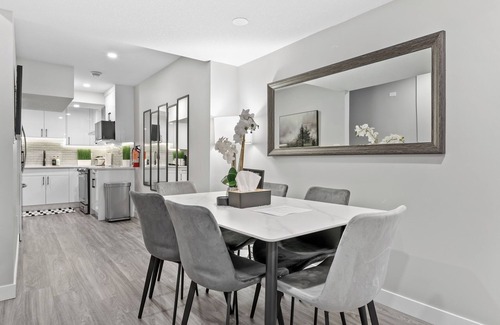 Southwest Calgary Apartamento | Luxury Living: Exclusive Legal Suite