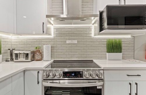 Southwest Calgary Apartamento | Luxury Living: Exclusive Legal Suite