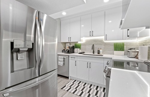 Southwest Calgary Apartamento | Luxury Living: Exclusive Legal Suite