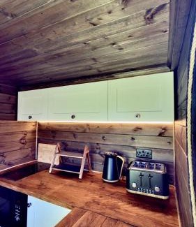 Hatherton Cabina | Luxury Lodge with Hot Tub next to Belfry Golf Course