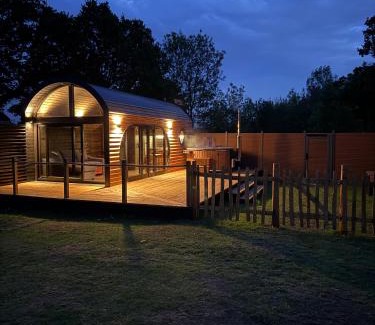 Hatherton Cabina | Luxury Lodge with Hot Tub next to Belfry Golf Course