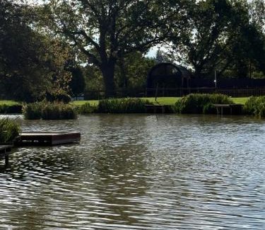 Hatherton Cabina | Luxury Lodge with Hot Tub next to Belfry Golf Course