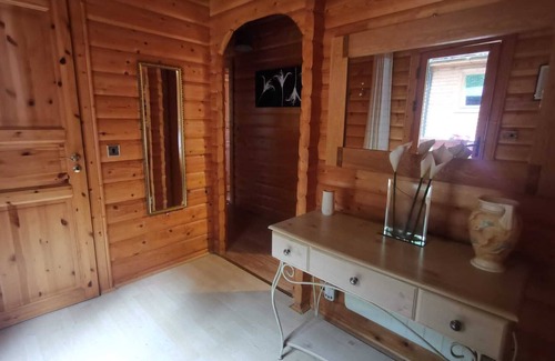 Kenwick Cabina | Luxury Log Cabin in a peaceful woodland setting.