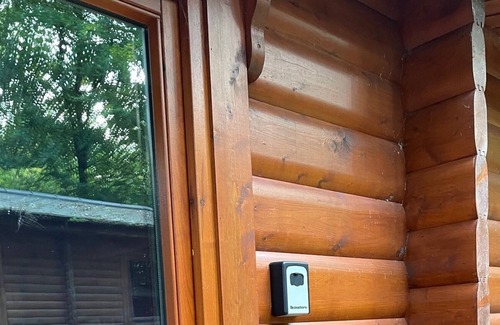 Kenwick Cabina | Luxury Log Cabin in a peaceful woodland setting.