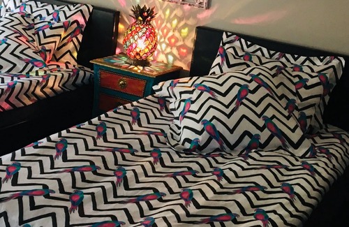 McCracken Cama Y Desayuno | Luxury Londolozi Lodge African themed pet-friendly haven traditional B&B