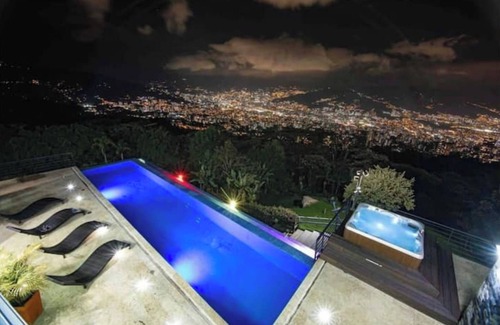 Medellin Cabaña | ¡Mansión de lujo en Las Palmas, Medellín!