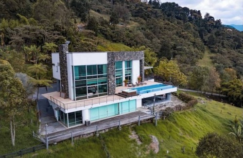 Medellin Cabaña | ¡Mansión de lujo en Las Palmas, Medellín!