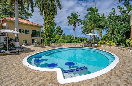 Montego Bay Apartamento | Luxury Master Penthouse Suite w Jacuzzi Sauna Staff Private Beach - 15 M Airport