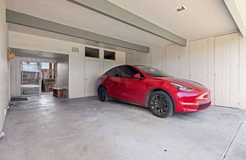 Turlock Casa | Luxury Mid-Century Oasis, Pool, Spa, & Outdoor Living in Prime Turlock