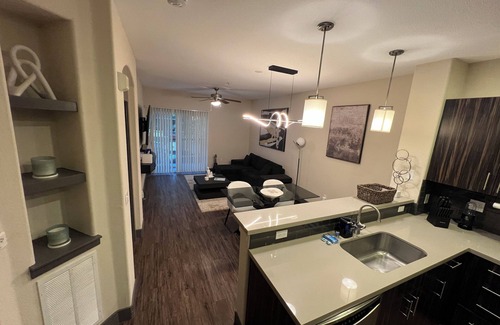 Valencia Condominio | Luxury Modern Condo w/PS5, BOSE sound, UltraFast WiFi, Kingbed+Sofabed+65'' Tv's