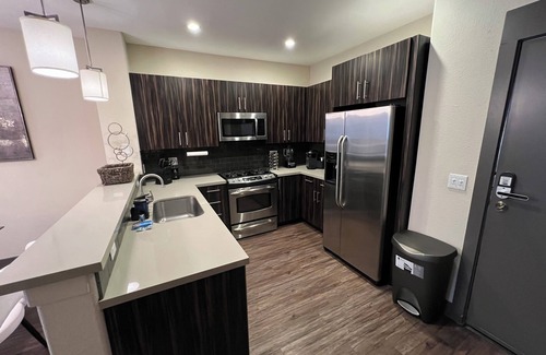 Valencia Condominio | Luxury Modern Condo w/PS5, BOSE sound, UltraFast WiFi, Kingbed+Sofabed+65'' Tv's