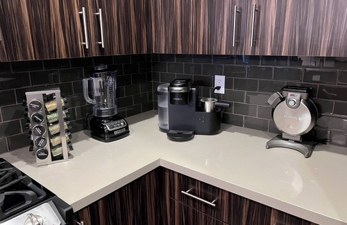 Valencia Condominio | Luxury Modern Condo w/PS5, BOSE sound, UltraFast WiFi, Kingbed+Sofabed+65'' Tv's