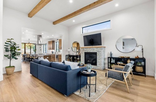 Vancouver Casa | Luxury Modern Farmhouse near DT