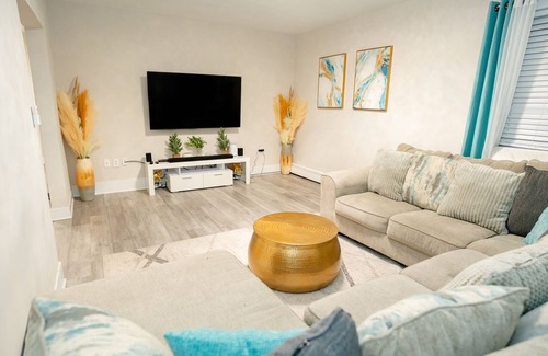 Readville Casa | Luxury Modern Home - Family Friendly Close to Boston and Gillete Stadium!