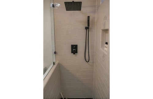 Stockton Casa | Luxury Modern Studio | UOP & The Miracle Mile