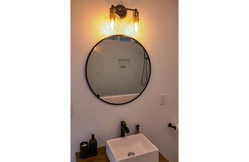 Stockton Casa | Luxury Modern Studio | UOP & The Miracle Mile