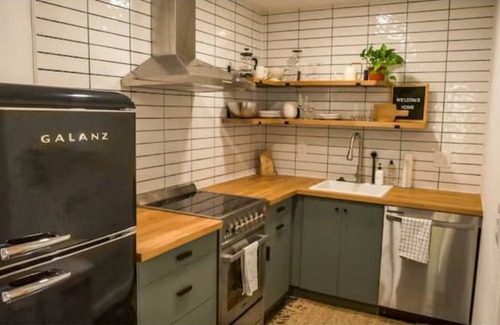 Stockton Casa | Luxury Modern Studio | UOP & The Miracle Mile