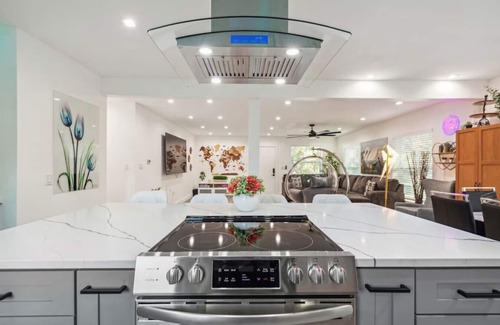 Sun Bay South Casa | Luxury, Resort-style 4bedrooms/2.5bathrooms House! with a Large Pool.