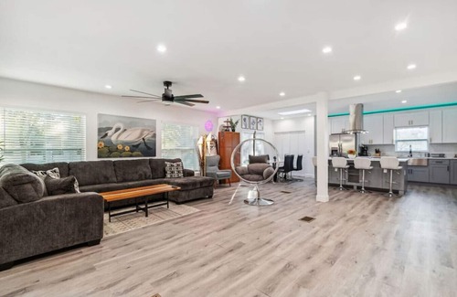 Sun Bay South Casa | Luxury, Resort-style 4bedrooms/2.5bathrooms House! with a Large Pool.