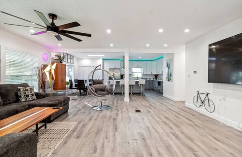 Sun Bay South Casa | Luxury, Resort-style 4bedrooms/2.5bathrooms House! with a Large Pool.