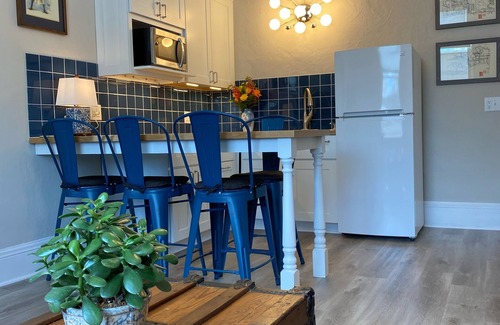 Spring Green Apartamento | Luxury Retreat in Prime Downtown Spring Green Location