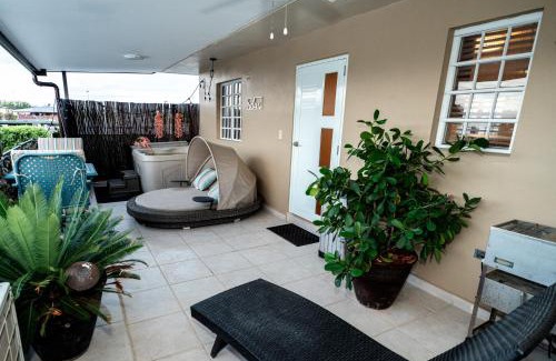 Bucana Apartamento | Luxury Retreat with Private Jacuzzi and Mountain Views FREE Parking
